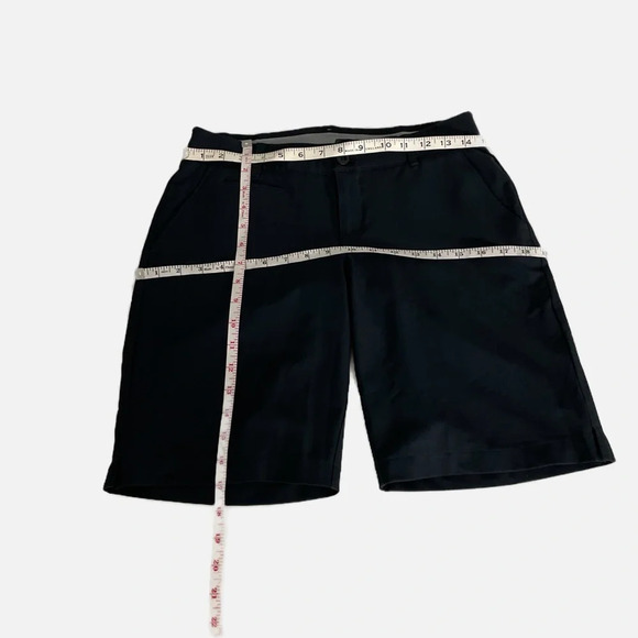 Under Armour Women’s Fitted Shorts Size 4 HeatGear Black Flat Front Pockets Golf - Picture 9 of 10
